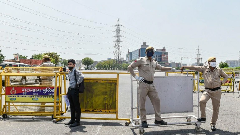 Policemen deployed at Delhi-Gurugram border on May 1 (Photo Credits: PTI)